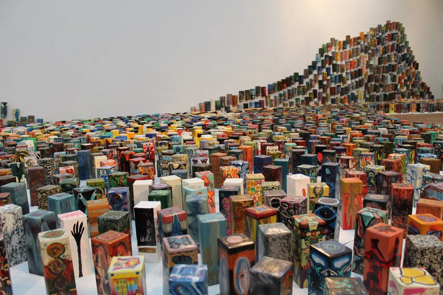 «Life-file»: tuhanded maalitud ja töödeldud liitrised joogipakendid on näituse keskseks teoseks, läbides Kunstihoone kõiki ruume.