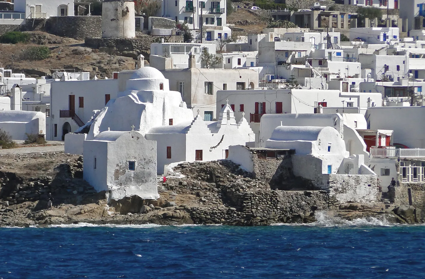 Valgete majade, sinise taeva ja soolaka tuulega Mykonos on jõukate turistide jaoks üks lemmiksihtkohti Kreekal. Pildil Panagia Paraportiani kirik.