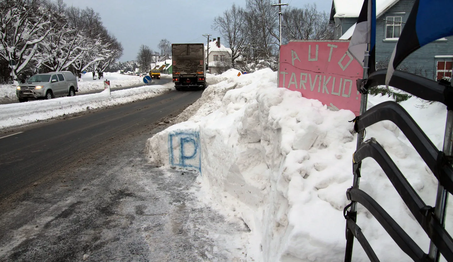 Pärnus Riia maanteel on parkimisplatsi tähistav märk maalitud otse lumevallile.