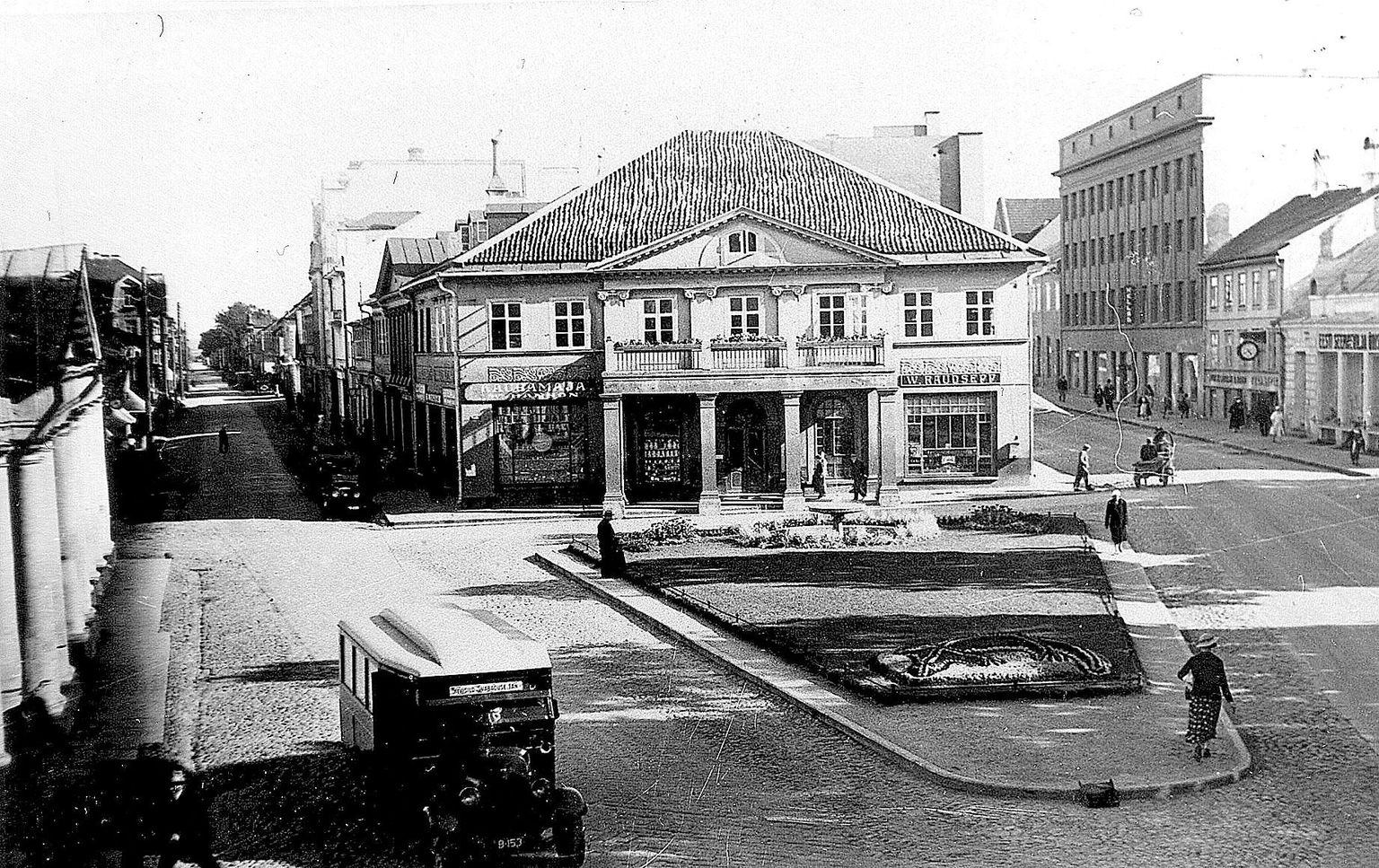 Promenaadi tänava algus Barclay platsi poolt 1937. Vasakul Aleksandri tänav ja kaubahoovi serv, keskel maavalitsuse hoone. Paremal paistab ka ainukesena säilinud Promenaadi tänava pangahoone.