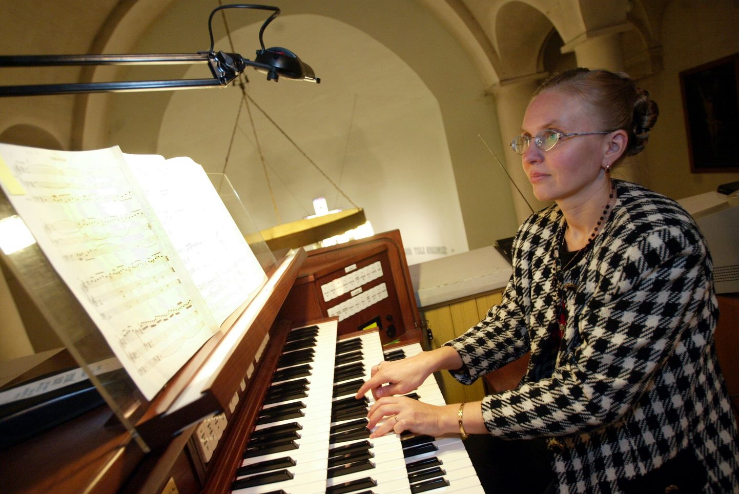 Viljandi Jaani kirikus algab täna kell 19 kontsert «Kadunud koraalide lummuses». Ansambel In Unison laulab vanu koraale, koraaliprelüüde esitab organist Tuuliki Jürjo (pildil).