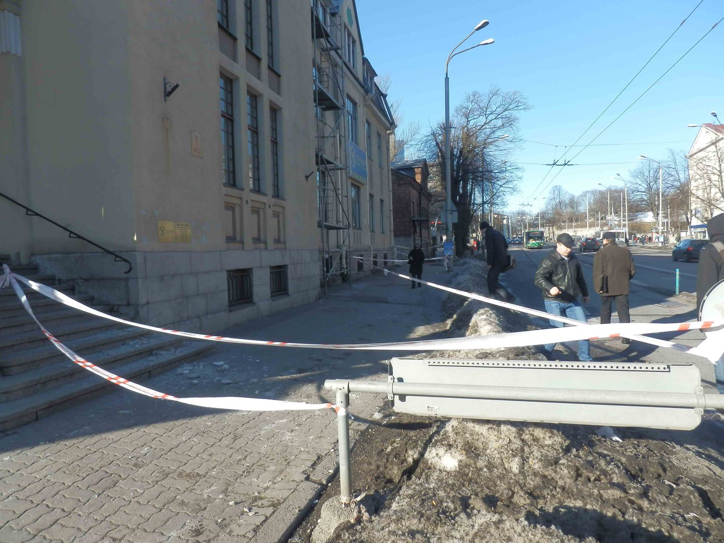 С фасада дома по адресу бульвар Эстония, 15 падает штукатурка.