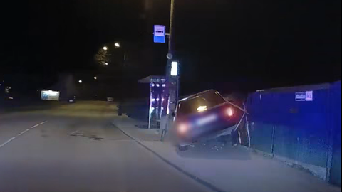Purjus juht põgenes politsei eest ja sõitis Nõmmel aia vastu
