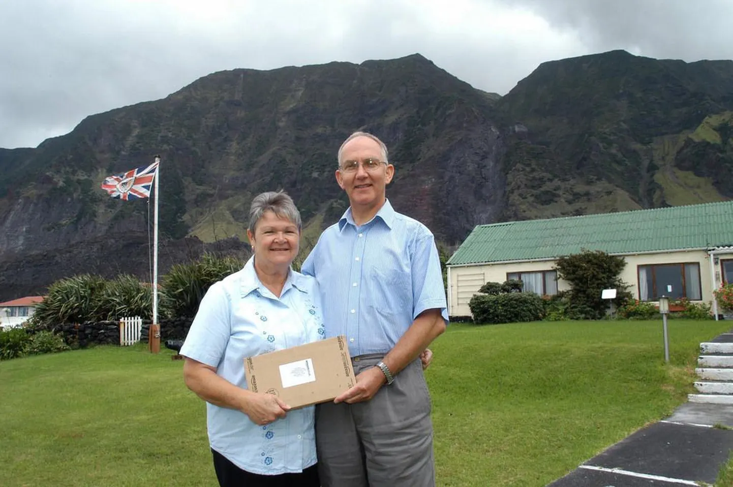 Tristan Da Cunha saare kuberner ja tema abikaasa esimese postiindeksiga saadetisega.