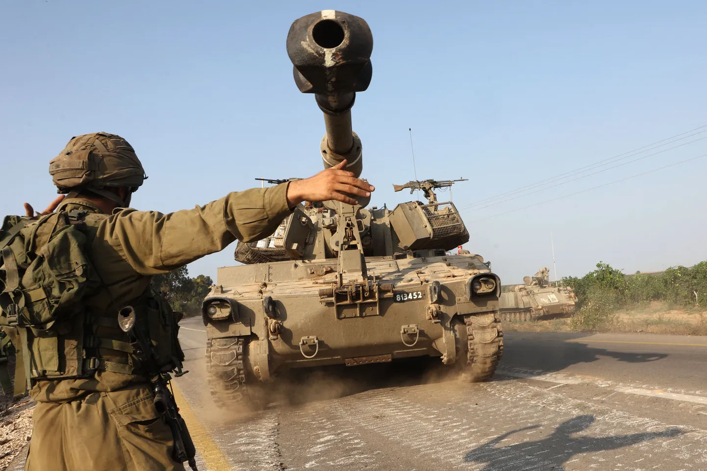 Iisraeli suurtükid ja soomukid Ashkeloni ümbruses.