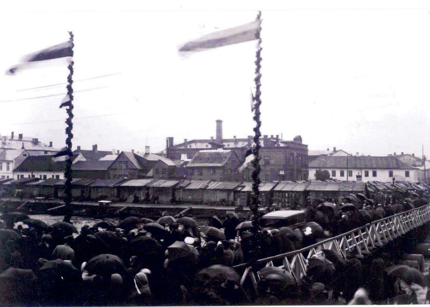 24. august 1933. Uue suure kandejõuga pontoonsilla ehk Ujuksilla avamine Emajõel Lodja (Riia) tänava ja Narva maantee liikluse ühendamiseks. Pidulikuks hetkeks on silla otsa juurde püstitatud kaks pikka masti dekoreeritud spiraalikujuliselt paigutatud pärjaga. Mastide tipul ning keskel lehvivad rahvuslipud ja valge-punane Tartu linna lipp.