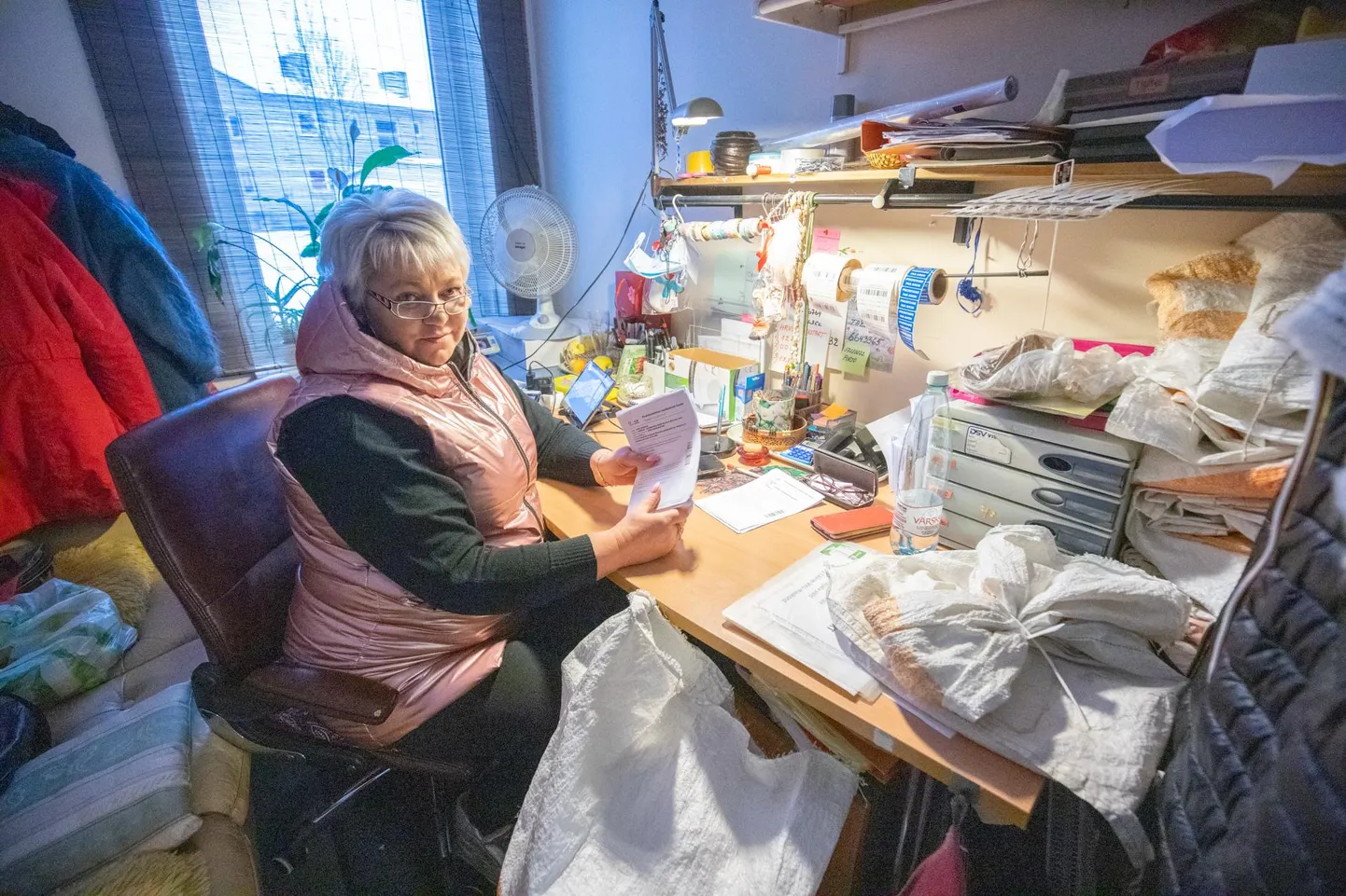 Kristel Strazdin Haljala postipunkti postitoas pakkide väljastuslehti üle vaatamas.