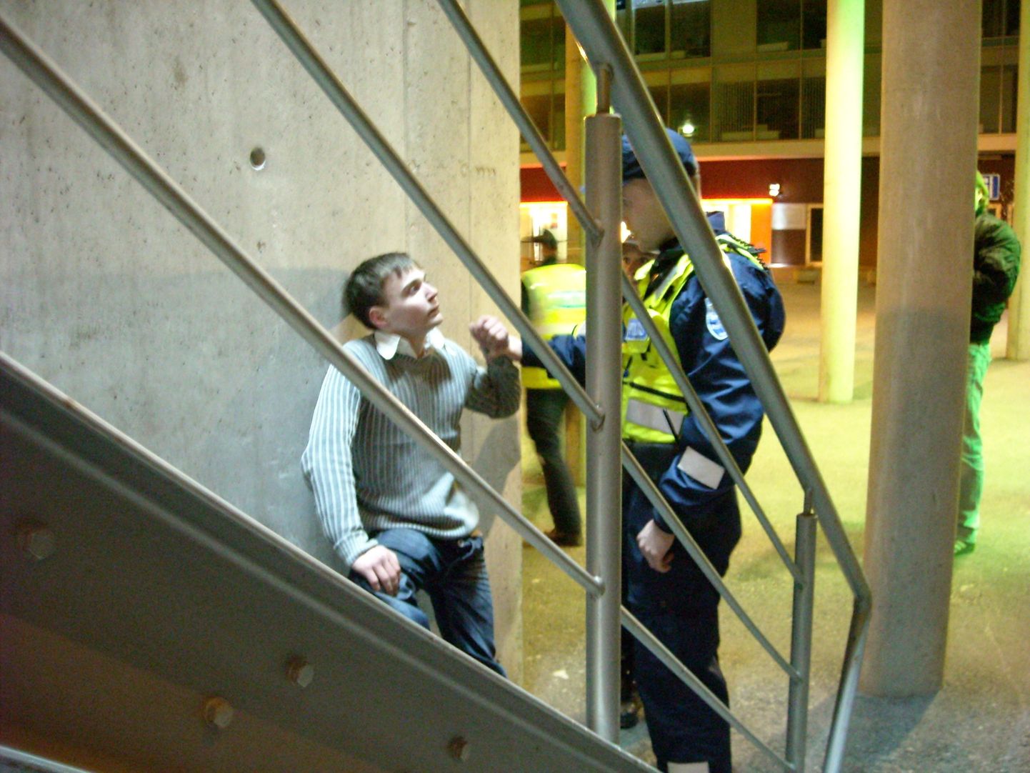 Politsei pidas öösel Pärnu kontserdimaja juures kinni kirvega nooruki.