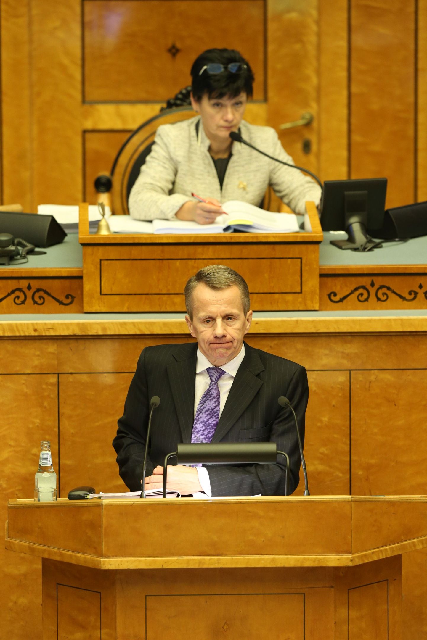 Jürgen Ligi riigikogu ees 2015. aasta riigieelarve kohta aru andmas.