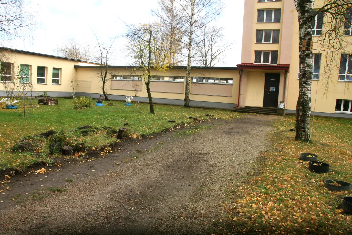 Ehitajad teevad Ahtme põhikooli juurde viiva vana teeraja peagi korda.