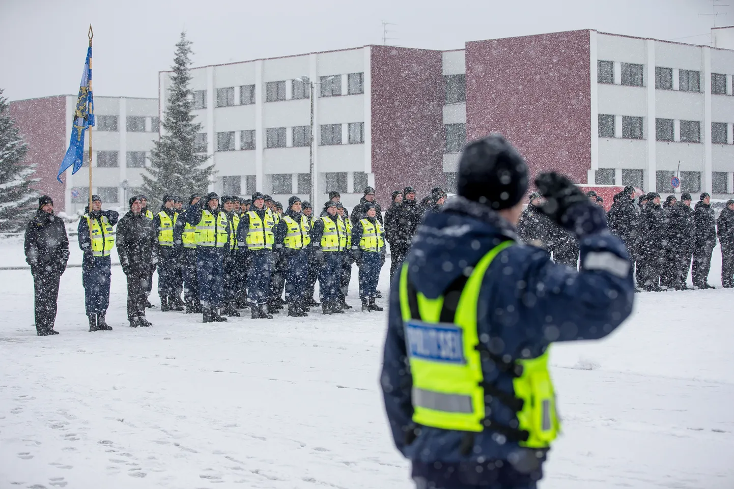Kadetid sisekaitseakadeemia hoone juures.