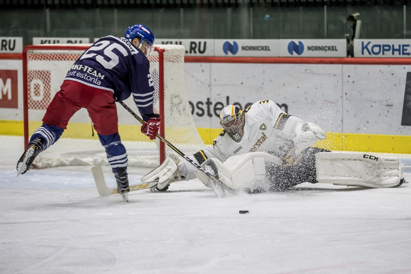 "Йокерит" и "Северсталь" в матче КХЛ в ледовом холле "Тондираба" в 2018 году