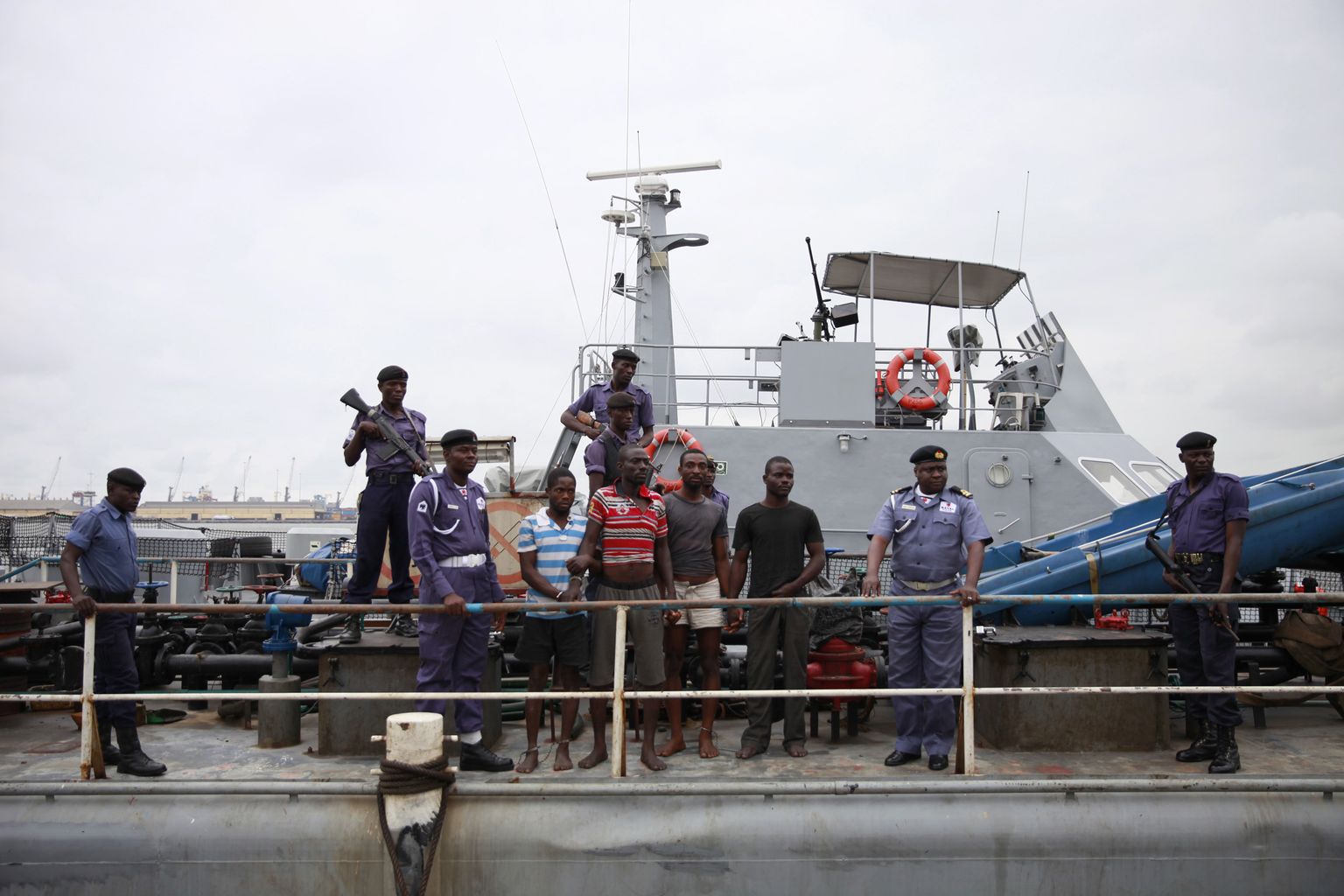 Nigeeria mereväe poolt tabatud arvatavad piraadid.