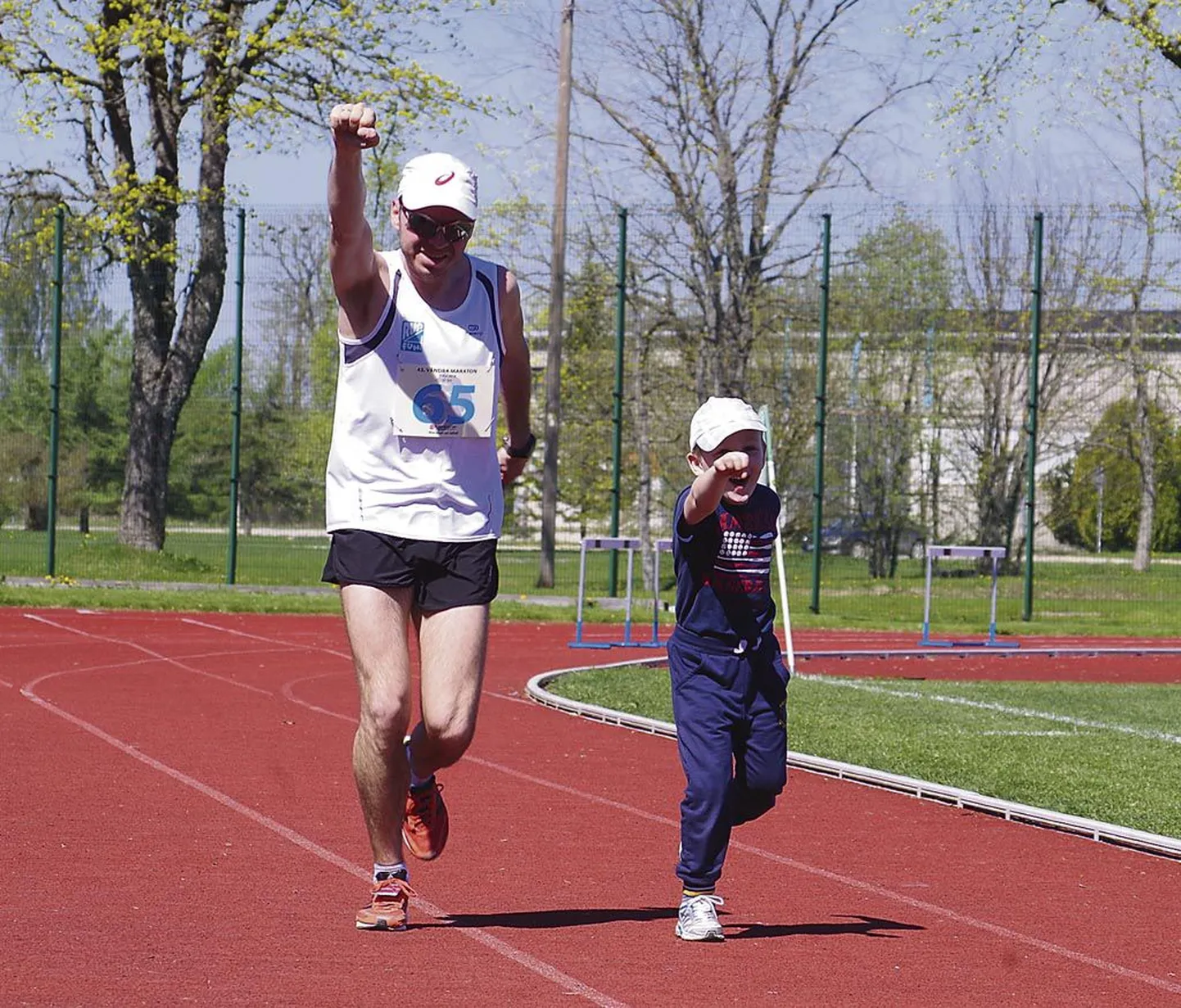 Et Vändra maratonil on tore, tõestas seal poolmaratoni distantsi võitnud Alexey Chemodanovi finiš, kui mees tuli lõpusrigele koos lapsega.
