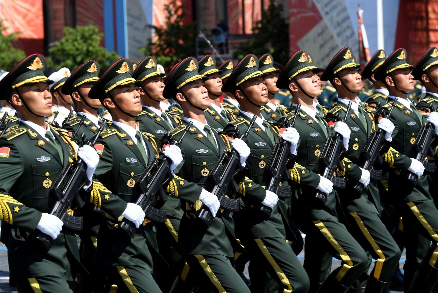 Hiina sõdurid tänavusel võiduparaadil Moskvas. NATO peasekretäri Jens Stoltenbergi sõnul on Hiina küsimus alliansile järjest tõsisem.