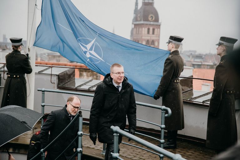 Сегодня в 8:00 на башне Святого Духа в Рижском замке в присутствии президента Эдгара Ринкевича был поднят флаг НАТО