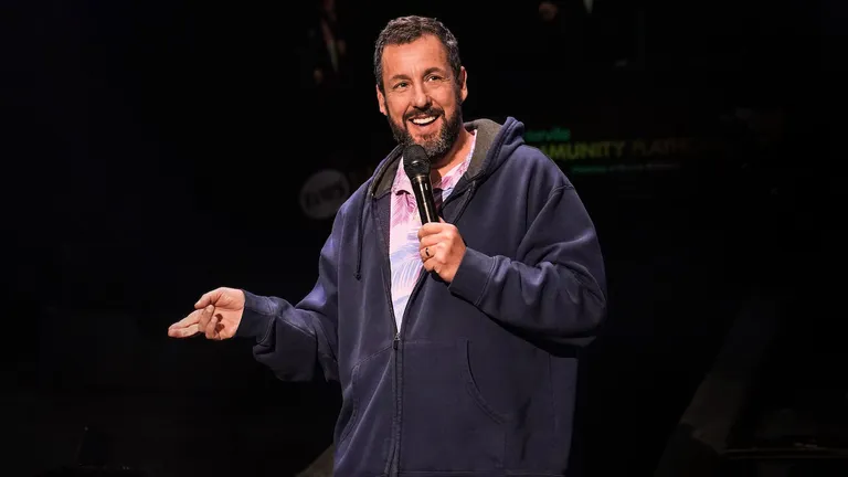 Adam Sandler naasis tänavu toreda püstijalaetendusega «Adam Sandler: Love You».