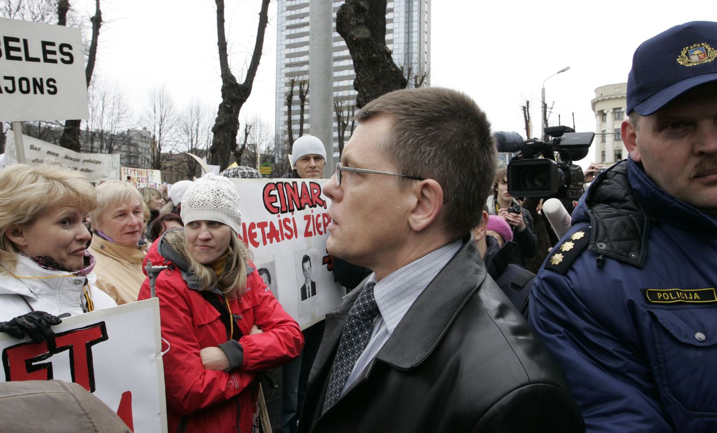 Rahandusminister Einars Repse kõnelemas protestivate õpetajatega Riias 2. aprillil.