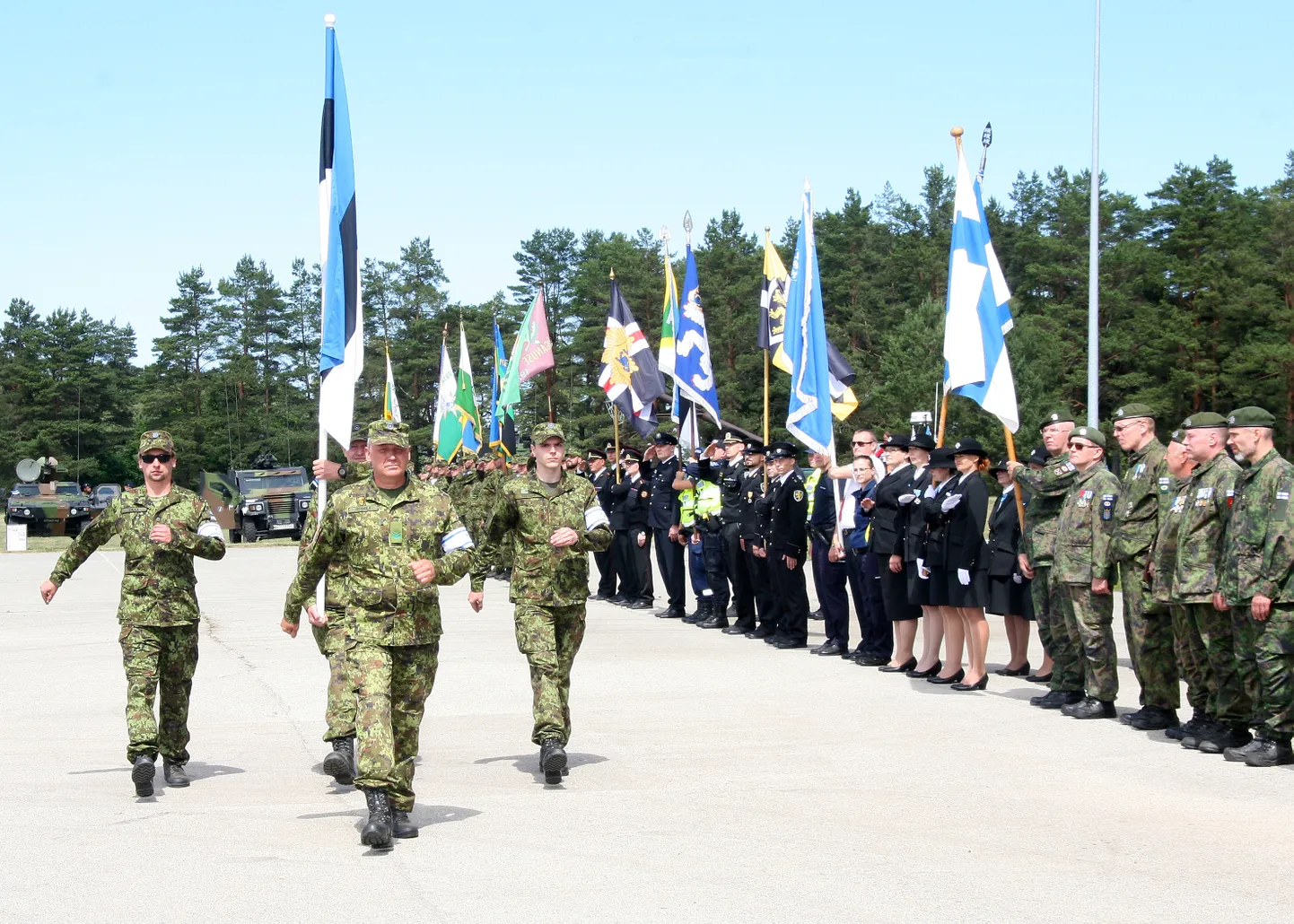 Paraadi asemel toimus seekord pidulik rivistus.