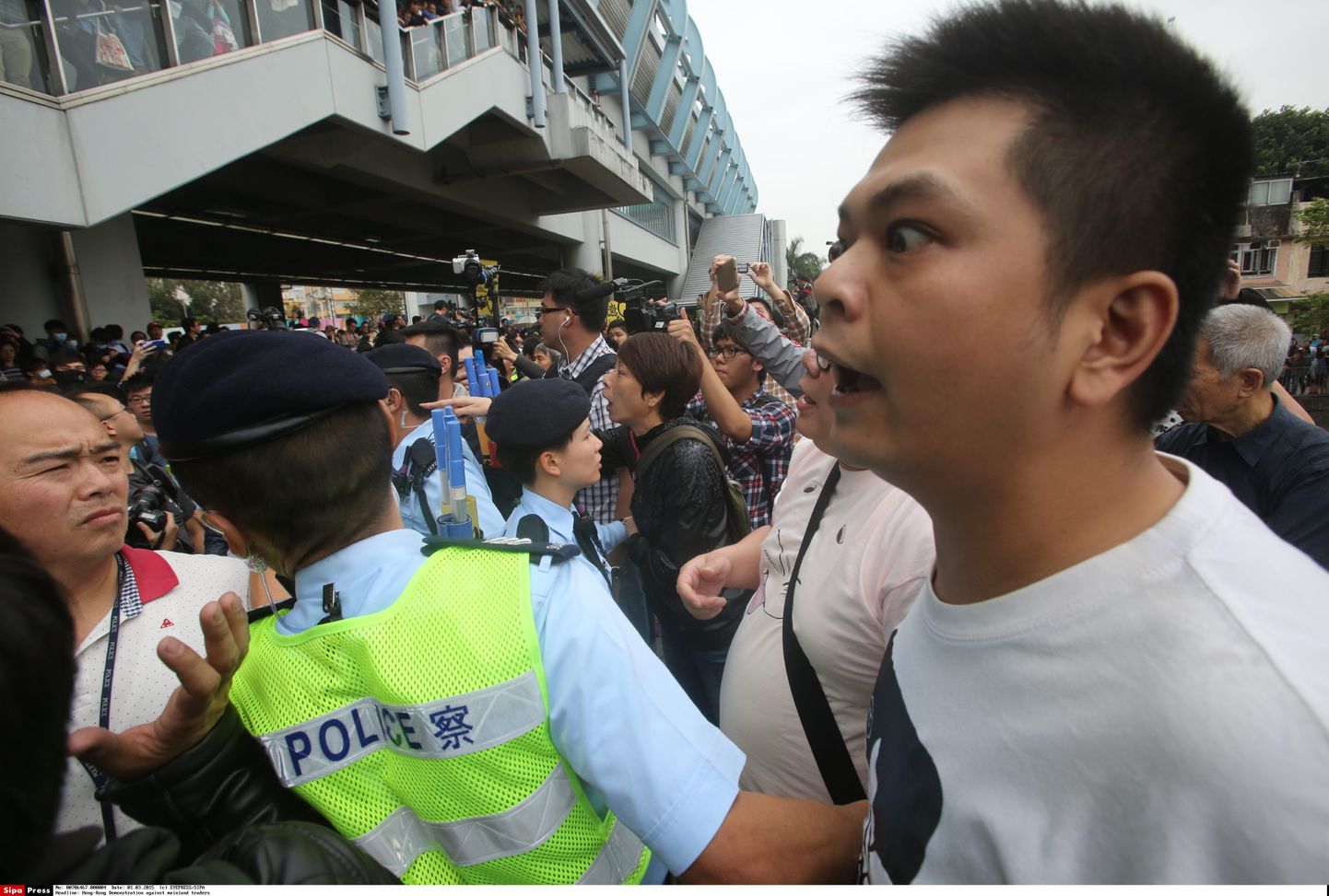 Hongkongi mees protestimas Hiina turistide vastu.