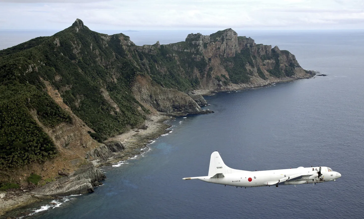 Jaapani mereliste enesekaitsejõudude luurelennuk P-3C Orion vaidlusaluste saarte juures, mida jaapanlased kutsuvad Senkakuks ja hiinlased Diaoyuks. Foto on tehtud 2011. aasta oktoobris.