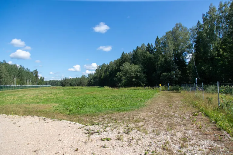 See on Kagu-Eesti ja ühtlasi Parmu küla lõunapoolseim sopp. Paremal jookseb Eesti ja Läti piir, mis saab puude juures kulgevas ojas kokku Venemaa piiriga. Läti jääb ka piltniku selja taha. Piirisoppi turvab vasakul asuv Eesti piiritara.