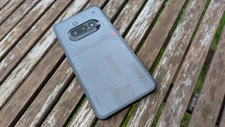 Tagakülje klaasist läbi kumav sisu pole siiski ehtne telefoni sisemus, vaid seda imiteeriv disain. Kaamerad on kenasti sümmeetriliselt keskel, seega ei jää mobiil kaamerakõrgendikule kõikuma.