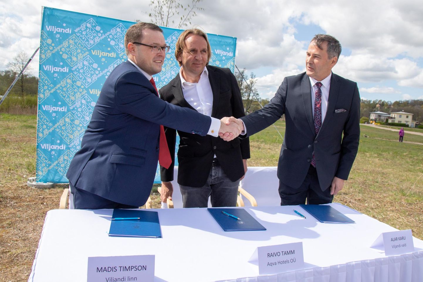 2019. aastal sõlmisid Viljandi linnapea Madis Timpson (vasakul), Viljandi vallavanem Alar Karu (paremal) ja veekeskuse arendaja Raivo Tamm lepingu, mis peaks linna tooma spaahotelli, veekeskuse ja ujula. Praegu on arendus ootele pandud.