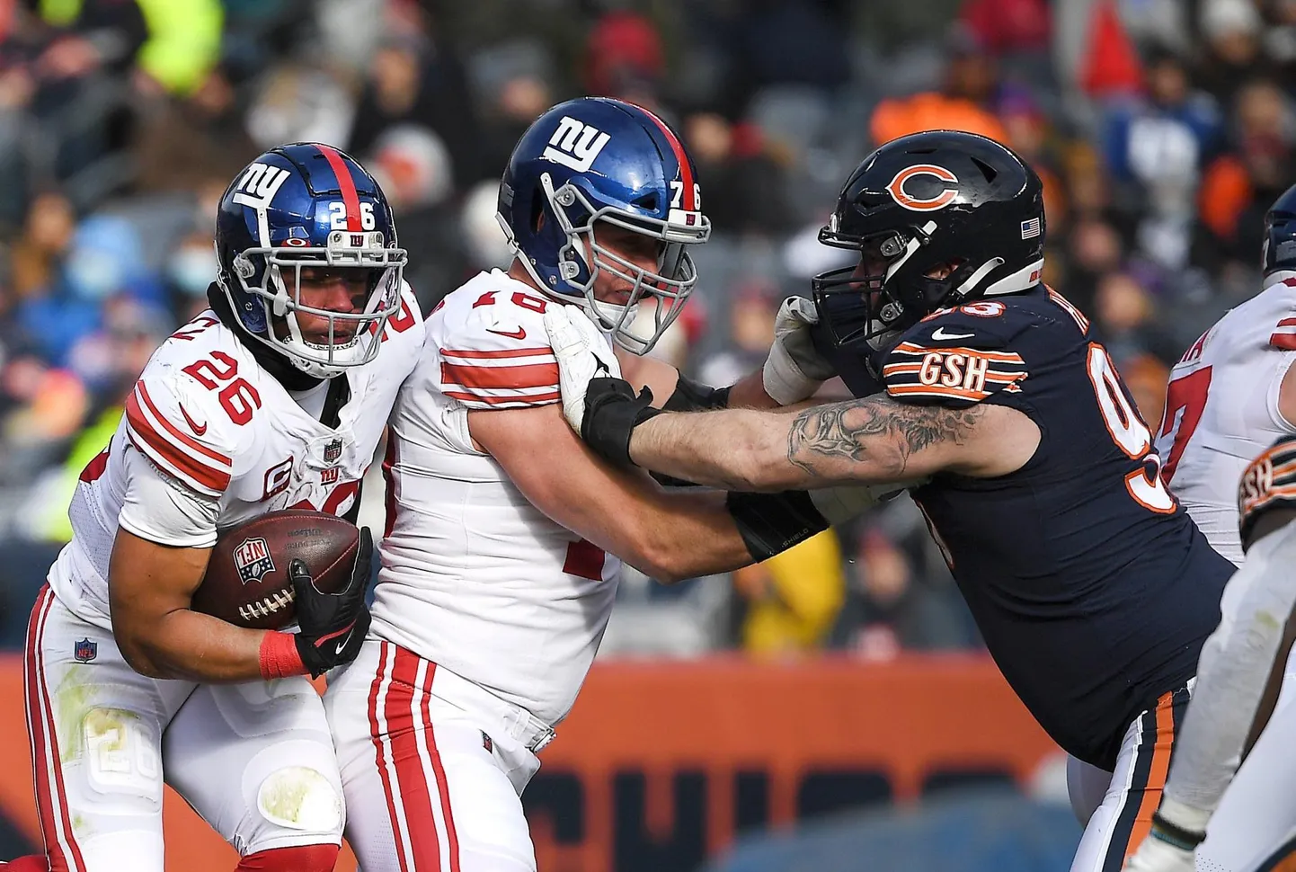Margus Hunt (paremal) Chicago Bearsi särgis üleelmisel pühapäeval peetud kohtumises New York Giantsi vastu. Palliga Giantsi running back Saquon Barkley, keda õnnestus Hundil selles mängus peatada kaks korda. FOTO: Quinn Harris