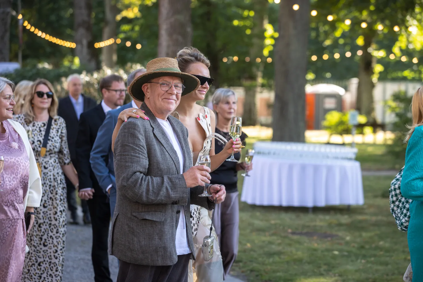 Andrus Vaarik tütrega presidendi roosiaia vastuvõtul.