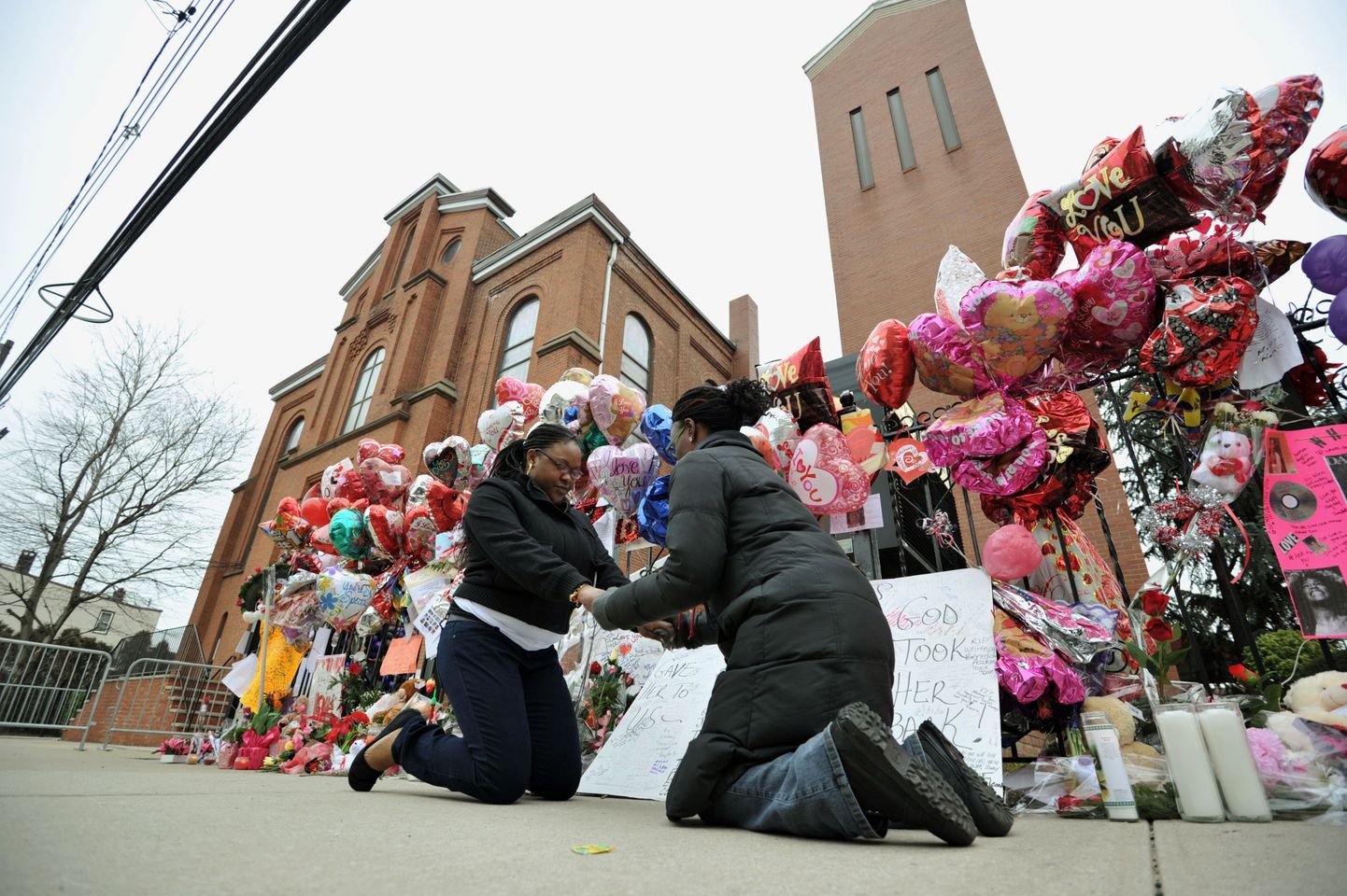 Fännid Newarki Uue Lootuse kiriku ees, kust saadetakse viimsele teekonnale Whitney Houston