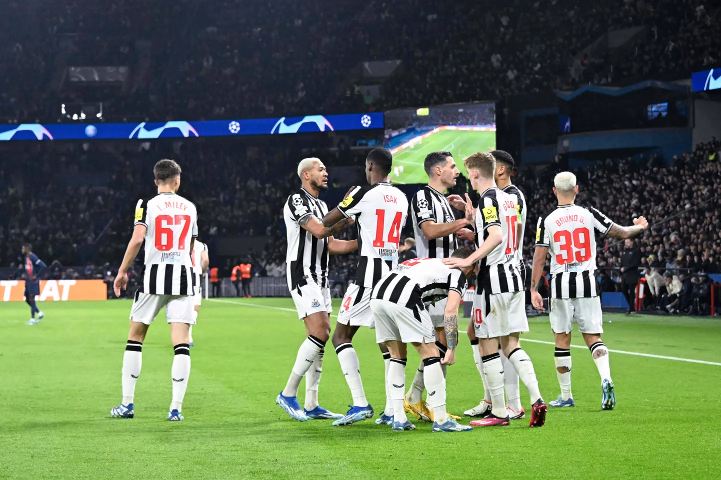 Newcastle'i mängijad väravat tähistamas.