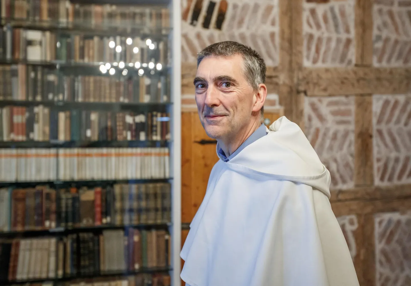 «Me näeme täna moslemiriikide pealt, mis juhtub, kui kultuurilised religioonid eksisteerivad. Kristluse puhul näeme seda minevikust. See on ohtlik,» ütleb vaimulik Alain Arnould.