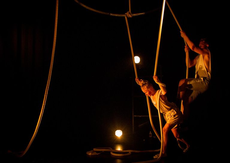 Hetk trupi Circus Sabok lavastusest «Ära jäta mind riplema», laval on artistid Kert Ridaste ja Saana Leppänen.
FOTO: