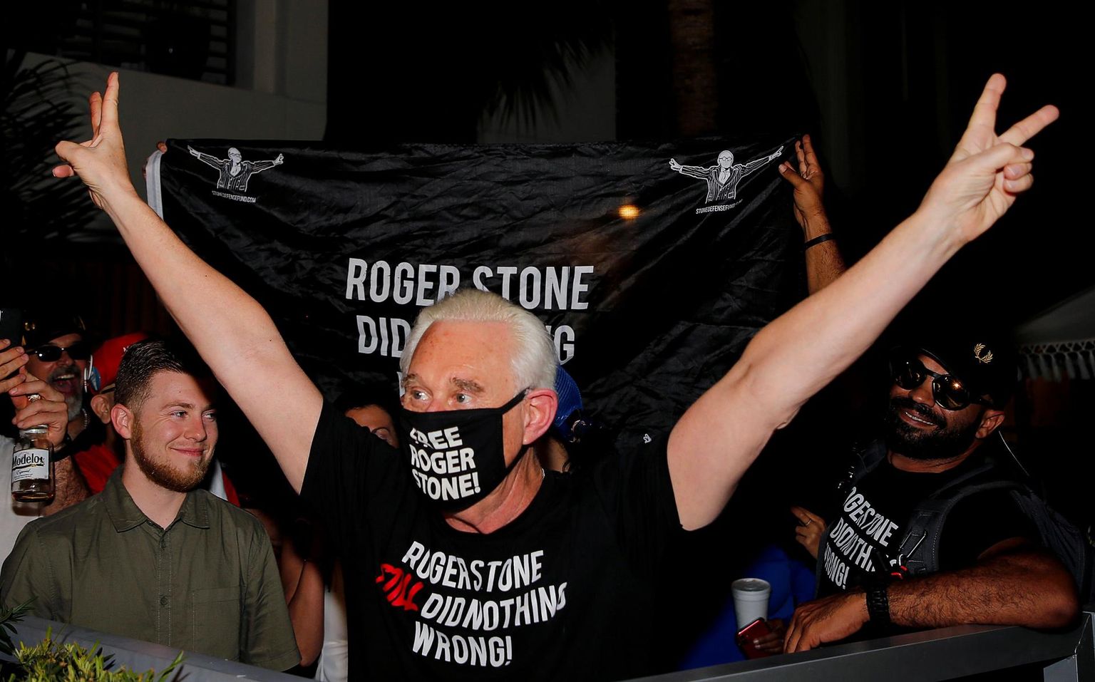 Roger Stone rõõmustamas pärast karistuse leevendamist.