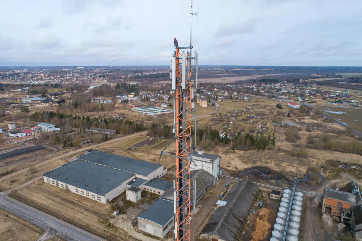 Mobiilpositsioneerimise andmete kasutamine võimaldaks parandada elukohaandmete täpsust kõige enam. Telia mobiilimast Viljandimaal Viiratsis.