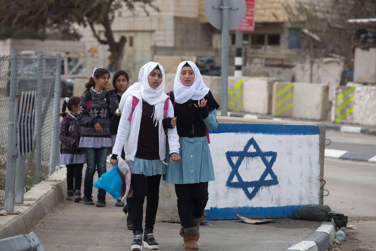 Palestiina koolitüdrukud Iisraeli lipu ees.