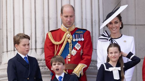 ФОТО ⟩ После поражения: принцесса Шарлотта и принц Луи поддержали сборную Англии по футболу
