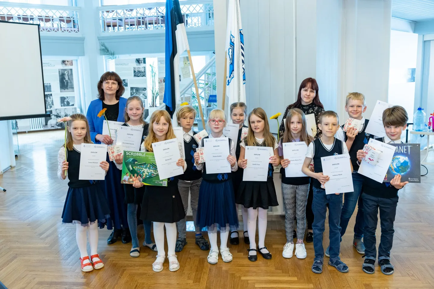 Vastseliina gümnaasiumi 1. ja 2. klassi õpilased ja õpetajad tunnustuse vastuvõtmise järel. Tagumises reas õpetaja Marje Ilves (vasakult), Iiris Emilie Pajustik, Villem Sikk, Helena Roop, õpetaja Kertu Torn, Simo Leelanss; esimeses reas Lenna Piholaan, Maarja Ots, Hanna Kendra, Keitlin Torn, Lisette Maria Post, Andreas Mõrd ja Sten Rüga.