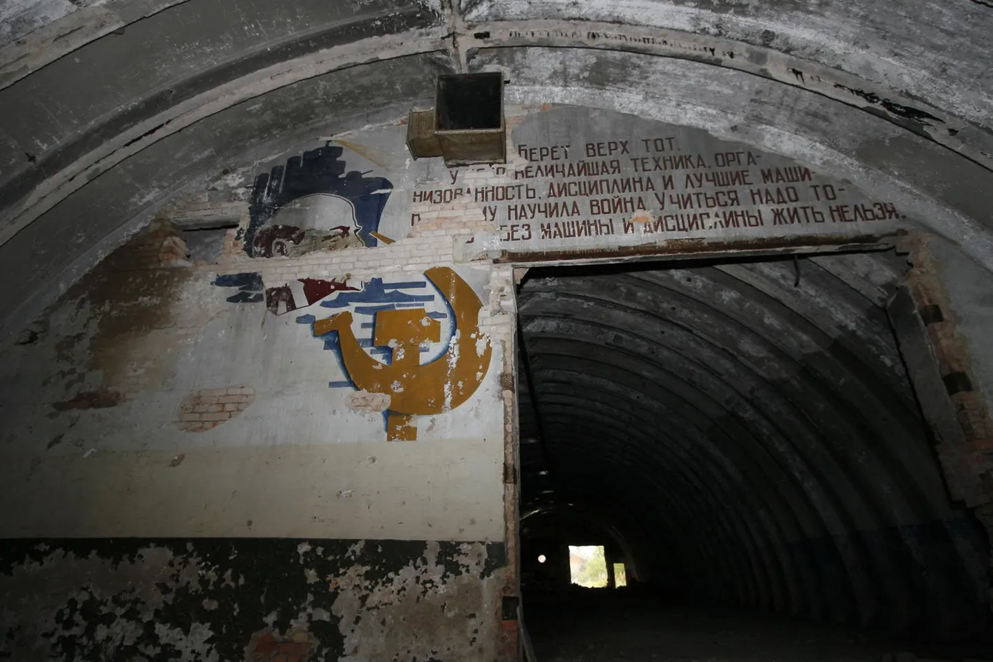 Seinale maalitud propagandaplakat Leninist on säilinud ka Valgamaal Unikülas asunud raketibaasi viimases püsti olevas angaaris.