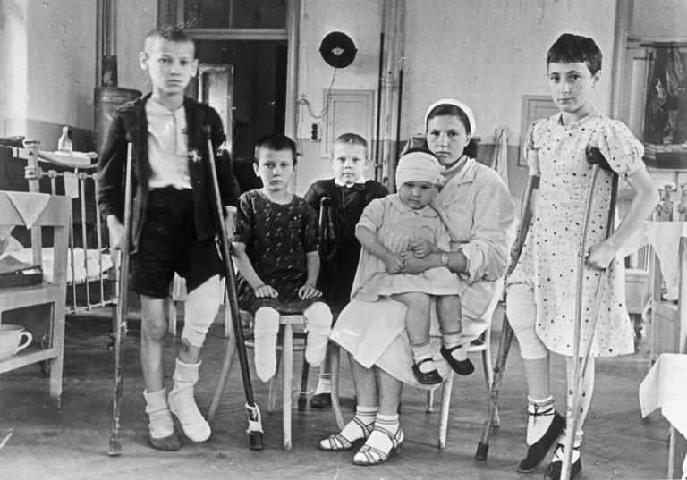 Дети блокадного Ленинграда в госпитале.