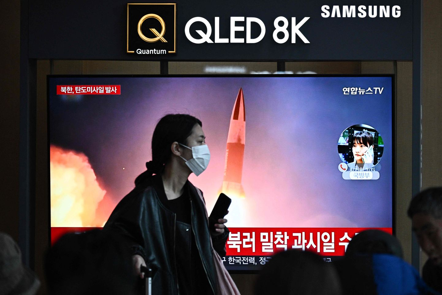 Uudis Põhja-Korea raketitulistamisest Souli raudteejaama ekraanidel.