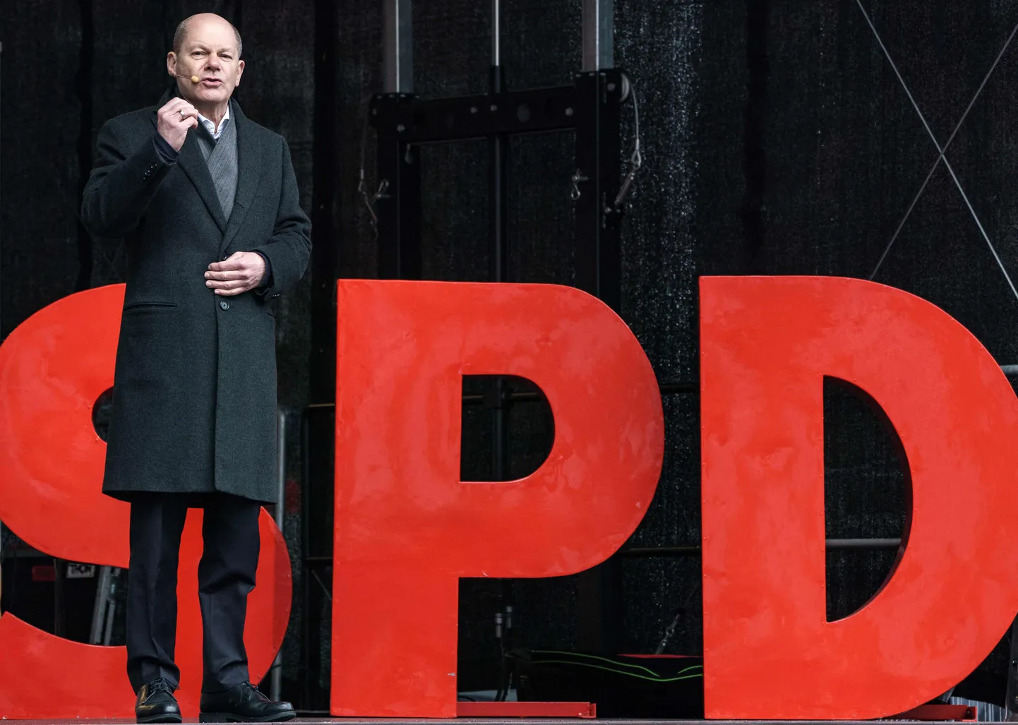 Saksamaa liidukantsler Olaf Scholz sotsiaaldemokraatide lühendi SPD ees seismas.