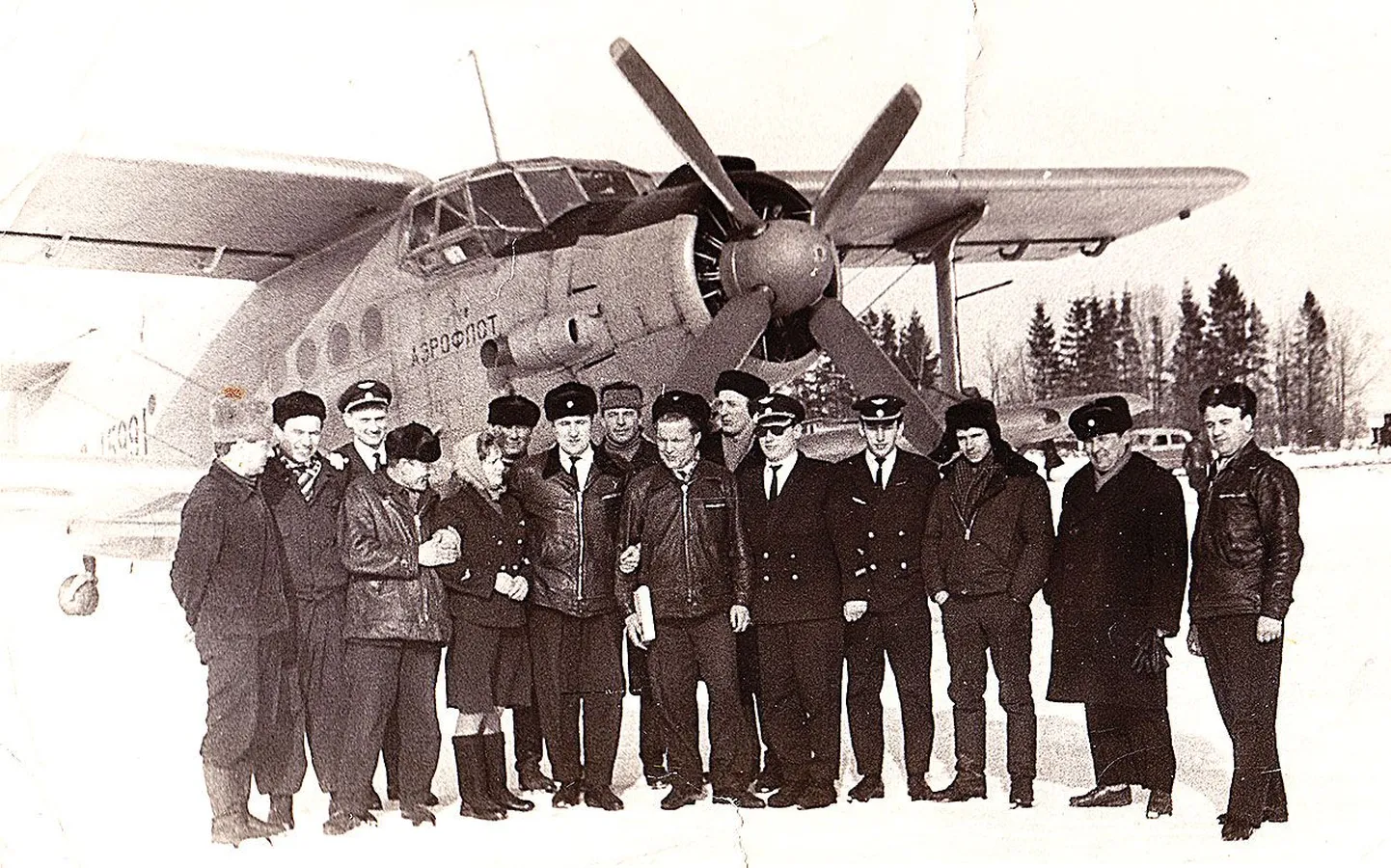Tartu lennujaama töötajad 1966. Vasakult: autojuht Fjodor Poljatšihhin, mehaanik, Jak-12 piloot Rein Randmaa, laadija, vedude osakonna töötaja Zina, Juhan Kikerpill, An-2 teine piloot Kalju Sepp, mehaanik Urmas Tarassov, An-2 komandör Pjotr Golovanov, meditsiinipunkti juhataja Leo Rebane, An-2 teine piloot Vjatšeslav Gavrilin, Jak-12 piloot Rein Porro, mehaanik, lennujaama ülem Voronov, An-2 komandör Dmitri Djomitšev.