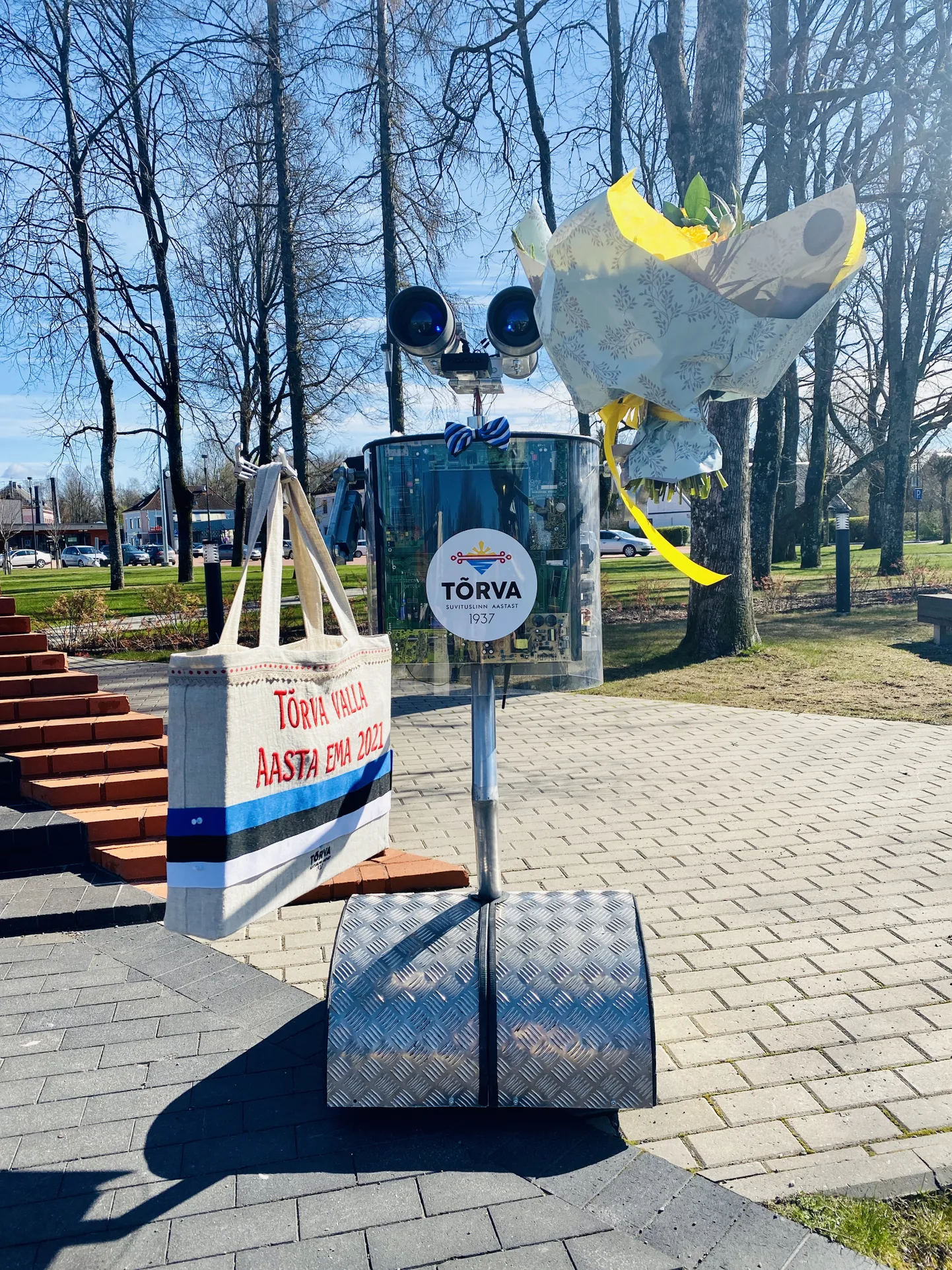 Robot Oskar käis Tõrvas uurimas, kus aasta ema elab.