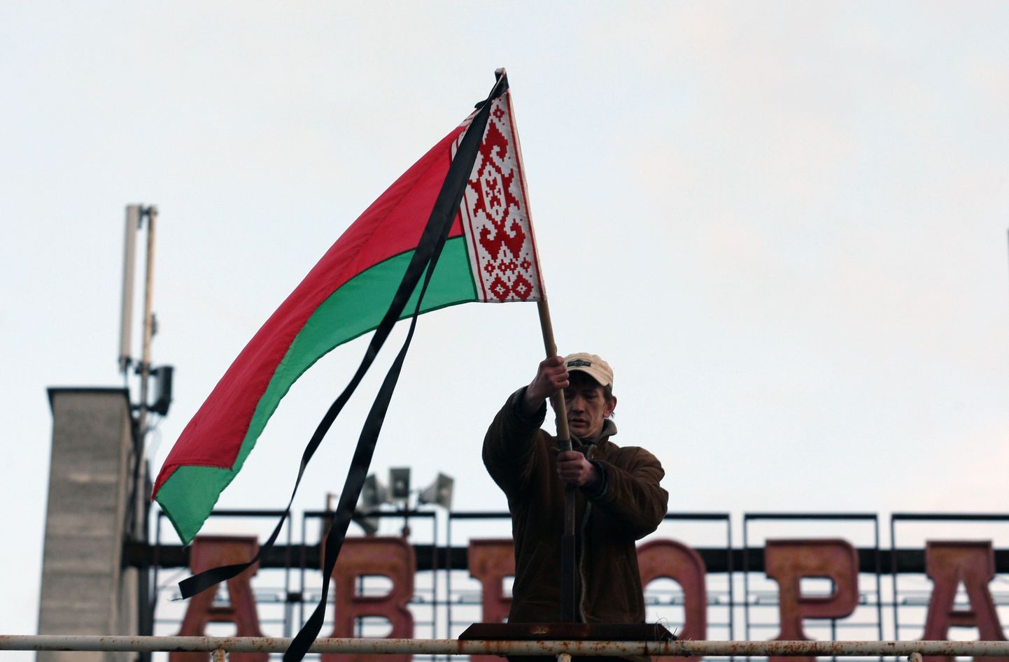 Mees leinalinti kandva Valgevene lipuga.