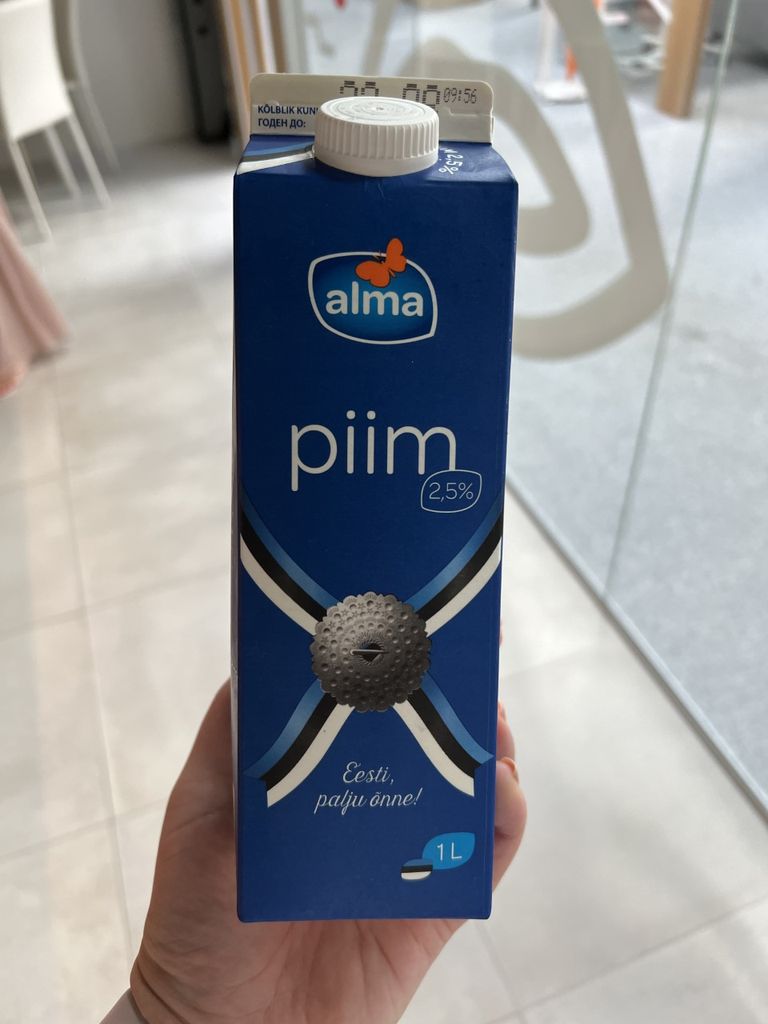 Молоко ко дню независимости Эстонии.