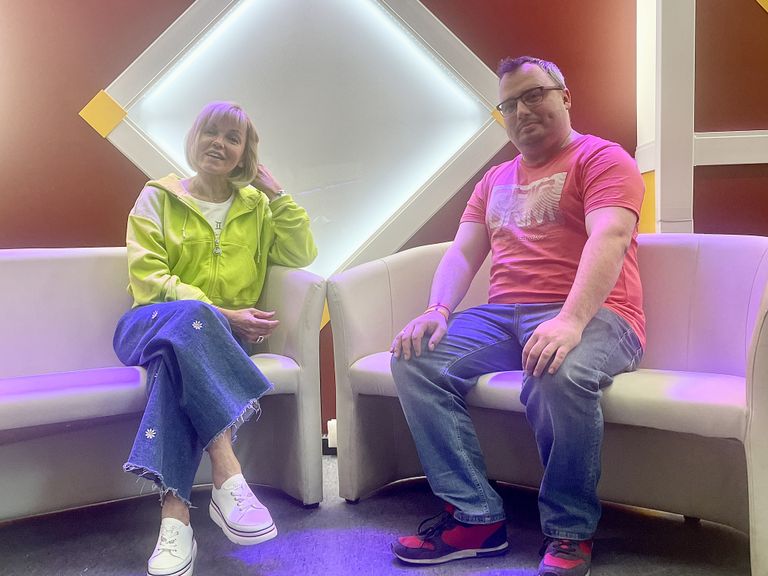 Анна Маскаева и Илья Тельнов в студии, где снимаются гости «Молодежных новостей Йыхви и Кохтла-Ярве».  