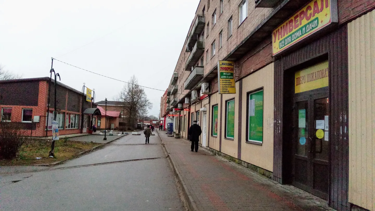 Без покупателей из Эстонии главная торговая улица Ивангорода пустынна даже в воскресенье в середине дня.