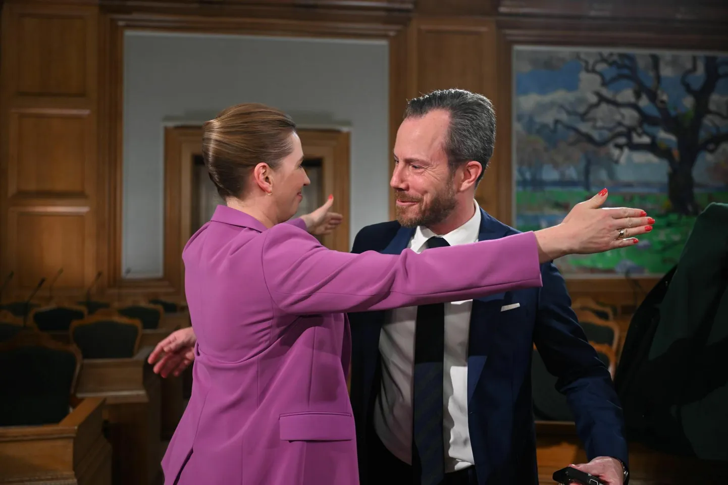 Taani peaminister Mette Frederiksen (vasakul) ja sotsiaaldemokraatliku partei juht Jakob Ellemann-Jensen referendumi tulemust tähistamas.